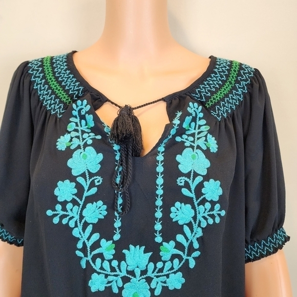 New York & Company short sleeve Embroidery front top - Picture 5 of 12